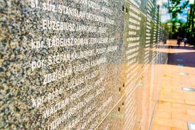 Polonya 'daki bu etkinliğe adanmış Varşova Ayaklanması mağdurlarının müzede bir duvarı görülüyor..