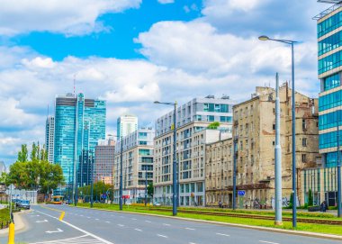 Prosta caddesinde trafik, Polonya başkenti Varşova 'ya doğru ilerliyor..