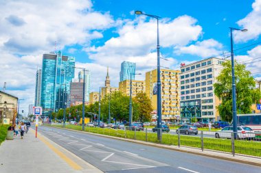 Prosta caddesinde trafik, Polonya başkenti Varşova 'ya doğru ilerliyor..