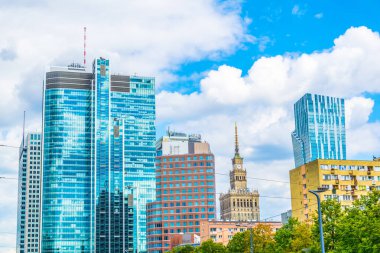 Varşova 'nın silueti, Polonya' nın kültür ve bilim sarayının egemenliğinde..