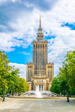 Varşova, Polonya 'daki Kültür ve Bilim Sarayı' nın önünde bulunan bir çeşme..
