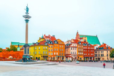 Polonya 'nın Varşova kentindeki kraliyet şatosunun önündeki kale meydanı manzaralı..