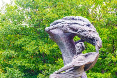 Bronze statue of Fryderyk Chopin by Waclaw Szymanowski in Royal Lazienki Park ( Lazienki Krlewskie) Warsaw