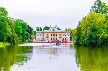Lazienki Sarayı veya Lazienki Kraliyet Parkı, Varşova, Polonya 'daki Ada' da bulunan saraya bir tekne yaklaşıyor. 