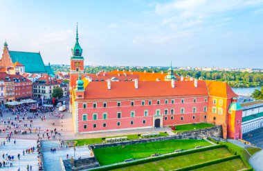 Polonya 'nın başkenti Varşova' da kraliyet kalesi ve sigismunds sütununun önündeki kale meydanının hava görüntüsü.