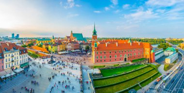 Polonya 'nın başkenti Varşova' da kraliyet kalesi ve sigismunds sütununun önündeki kale meydanının hava görüntüsü.