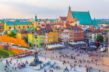 Polonya 'nın başkenti Varşova' da kraliyet kalesi ve sigismunds sütununun önündeki kale meydanının hava görüntüsü.
