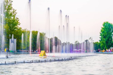 Gün batımında Varşova 'daki Multimedia Fountain Park, Polonya.