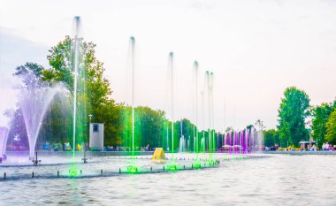 Gün batımında Varşova 'daki Multimedia Fountain Park, Polonya.