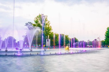 Gün batımında Varşova 'daki Multimedia Fountain Park, Polonya.
