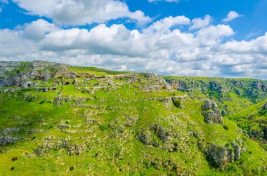 İtalya 'daki Matera' dan vadinin karşısındaki Murgia Timone bakış açısı