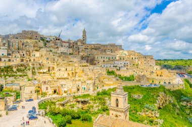 İtalyan şehrinin çatı manzarası. San Pietro mağaraları olan Matera.