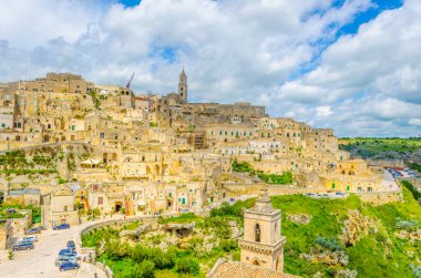 İtalyan şehrinin çatı manzarası. San Pietro mağaraları olan Matera.