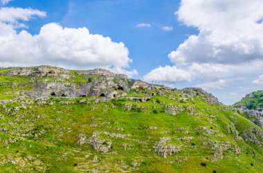 İtalya 'daki Matera' dan vadinin karşısındaki Murgia Timone bakış açısı