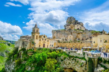 İtalyan şehrinin çatıları. Matera, San Pietro mağarası ve Madonna de Idris kilisesi.