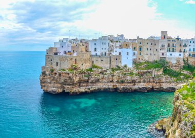 İtalyan polignano şehri manzarası Puglia Regio 'da ünlü bir tatil köyüdür.