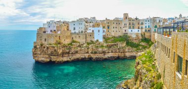 İtalyan polignano şehri manzarası Puglia Regio 'da ünlü bir tatil köyüdür.