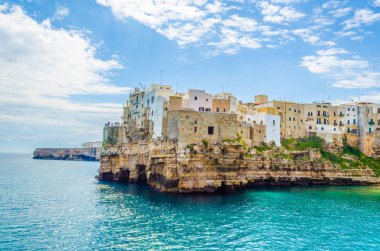 İtalyan polignano şehri manzarası Puglia Regio 'da ünlü bir tatil köyüdür.