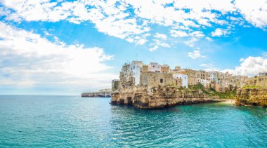 İtalyan polignano şehri manzarası Puglia Regio 'da ünlü bir tatil köyüdür.