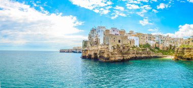 İtalyan polignano şehri manzarası Puglia Regio 'da ünlü bir tatil köyüdür.