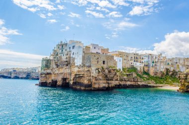 İtalyan polignano şehri manzarası Puglia Regio 'da ünlü bir tatil köyüdür.