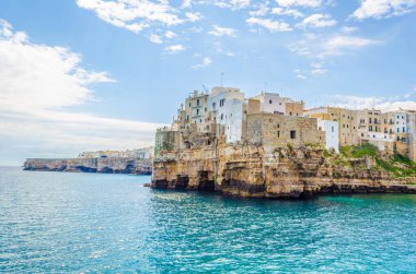 İtalyan polignano şehri manzarası Puglia Regio 'da ünlü bir tatil köyüdür.