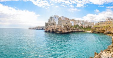 İtalyan polignano şehri manzarası Puglia Regio 'da ünlü bir tatil köyüdür.