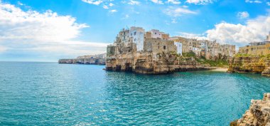 İtalyan polignano şehri manzarası Puglia Regio 'da ünlü bir tatil köyüdür.