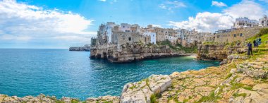 İtalyan polignano şehri manzarası Puglia Regio 'da ünlü bir tatil köyüdür.