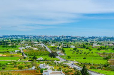 Martina Franca 'nın hakim olduğu Puglia bölgesinin kırsal manzarası