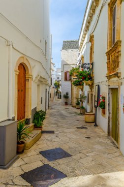 İtalyan şehri Locorotond 'da beyaz dar bir sokak manzarası