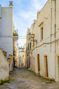 İtalyan şehri Ostun 'da beyaz dar bir sokak manzarası