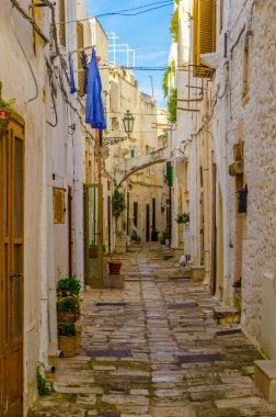 İtalyan şehri Ostun 'da beyaz dar bir sokak manzarası