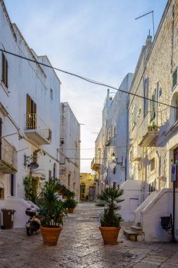 İtalyan şehri Ostun 'da beyaz dar bir sokak manzarası