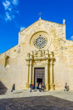 İtalyan kentinde bir kilisenin manzarası.