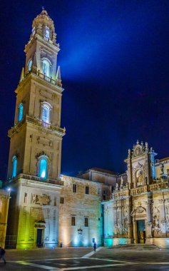 Lecce 'deki Santa Maria katedralinin gece manzarası.