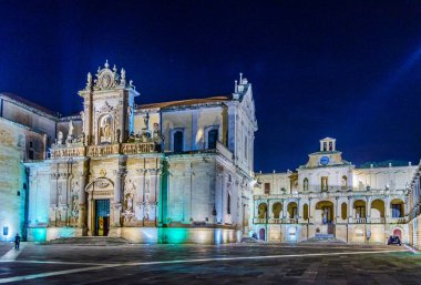 Lecce 'deki Santa Maria katedralinin gece manzarası.