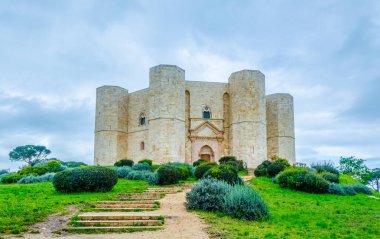 Andrea, İtalya yakınlarındaki sekizgen bir kale kalesi manzarası..