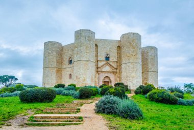 Andrea, İtalya yakınlarındaki sekizgen bir kale kalesi manzarası..