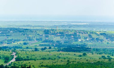 Andria yakınlarındaki sekizgen kaleden Puglia bölgesinin kırsal manzarası