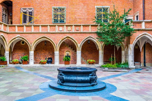 Cracow / Krakow, Polonya 'daki Jagiellon Üniversitesi' nin ana avlusunun manzarası.