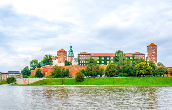 Polonya 'nın Krakow / Krakow kentindeki Wawel kalesi Vistula / Wisla nehrine yansıdı..