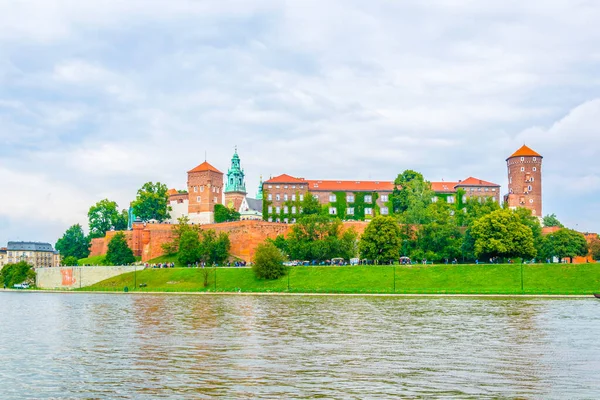 Polonya 'nın Krakow / Krakow kentindeki Wawel kalesi Vistula / Wisla nehrine yansıdı..