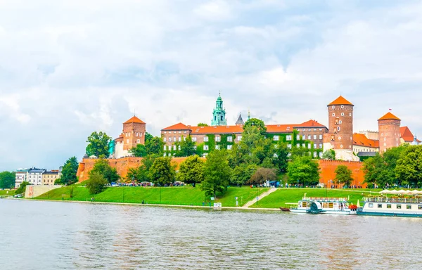 Polonya 'nın Krakow / Krakow kentindeki Wawel kalesi Vistula / Wisla nehrine yansıdı..