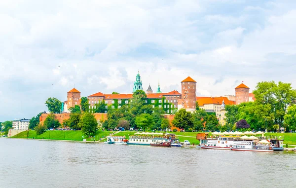Polonya 'nın Krakow / Krakow kentindeki Wawel kalesi Vistula / Wisla nehrine yansıdı..
