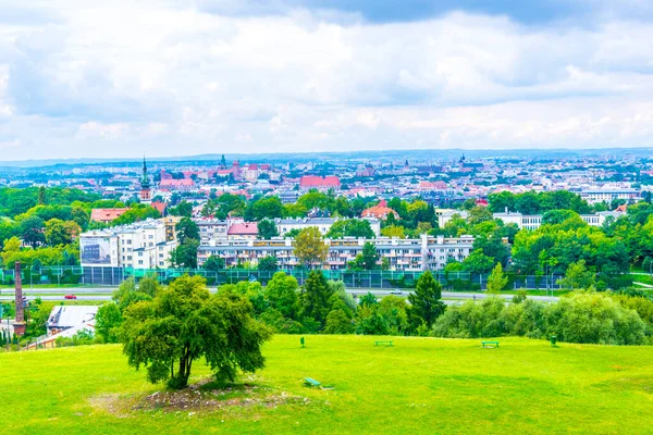 Yeşil bir tepeden eski Polonya şehri Krakow / Krakow 'un havadan görünüşü.