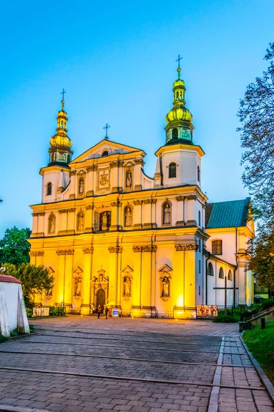 Polonya 'nın Krakow / Krakow kentindeki St. Bernards Kilisesi' nin gece görüşü.