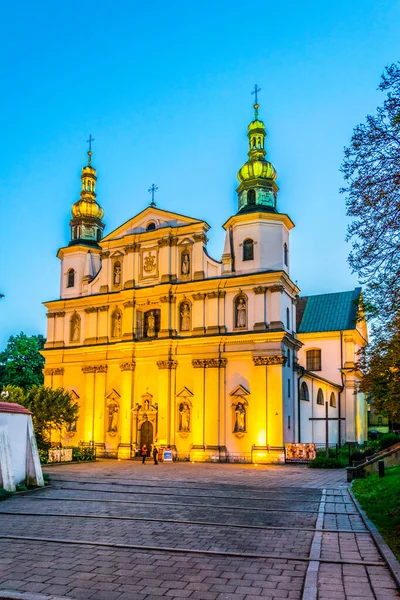 Polonya 'nın Krakow / Krakow kentindeki St. Bernards Kilisesi' nin gece görüşü.