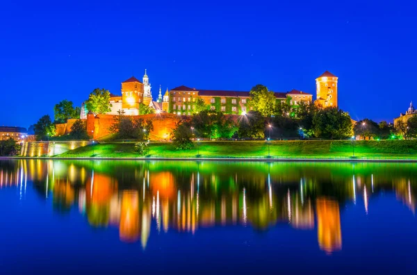 Illuminated Wawel Castle Polish City Krakow Cracow Reflected Vistula Wisla — Stock fotografie