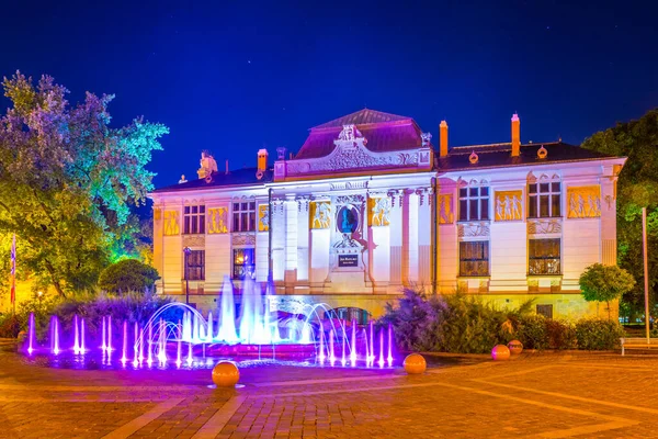 Szczepanski Meydanı 'nın fıskiyeli ve sanat saraylı gece manzarası 1901 yılında Polonya' nın Krakow kentinde açıldı..